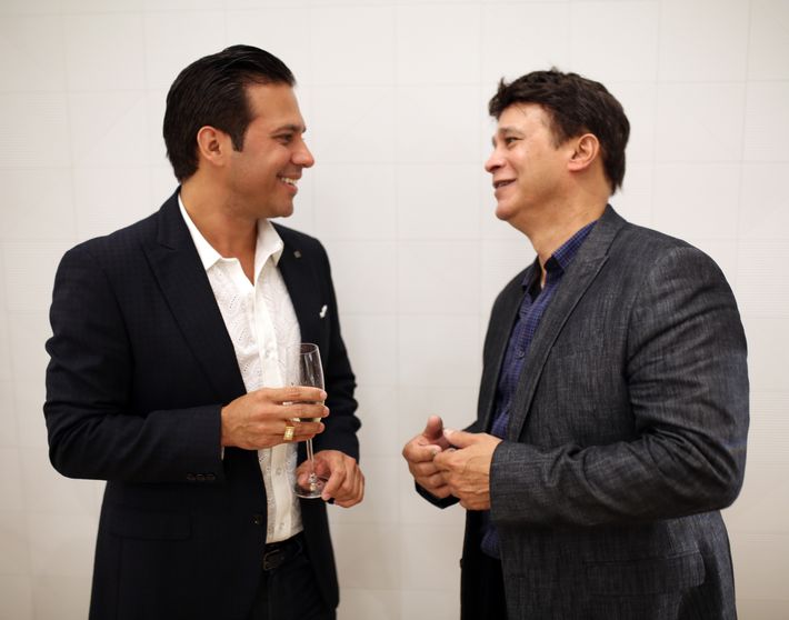 Erick Cruz y Arnaldo Roche, en la apertura de Lido Jewelers en The Mall of San Juan.