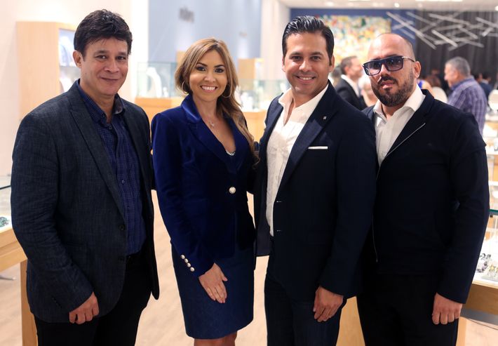 Arnaldo Roche, Anna Di Marco, Erick Cruz y Walter Otero, en la apertura de Lido Jewelers en The Mall of San Juan.