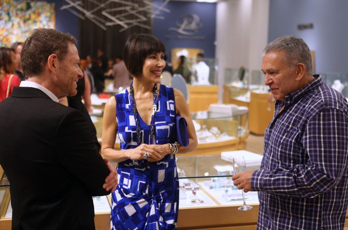 Isaac Demel, Caridad Fernández y Francisco Pujol, en la apertura de Lido Jewelers en The Mall of San Juan.