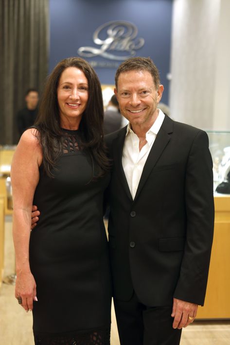 Iris e Isaac Demel, en la apertura de Lido Jewelers en The Mall of San Juan.