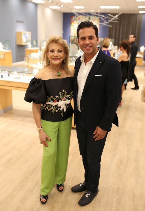 Ana María Cabán y Erick Cruz, en la apertura de Lido Jewelers en The Mall of San Juan.