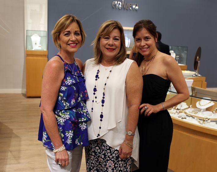 Waleska, Lydia y Magda Delgado, en la apertura de Lido Jewelers en The Mall of San Juan.