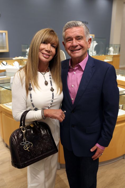 Nidza Bou y Pablo Rodríguez, en la apertura de Lido Jewelers en The Mall of San Juan.