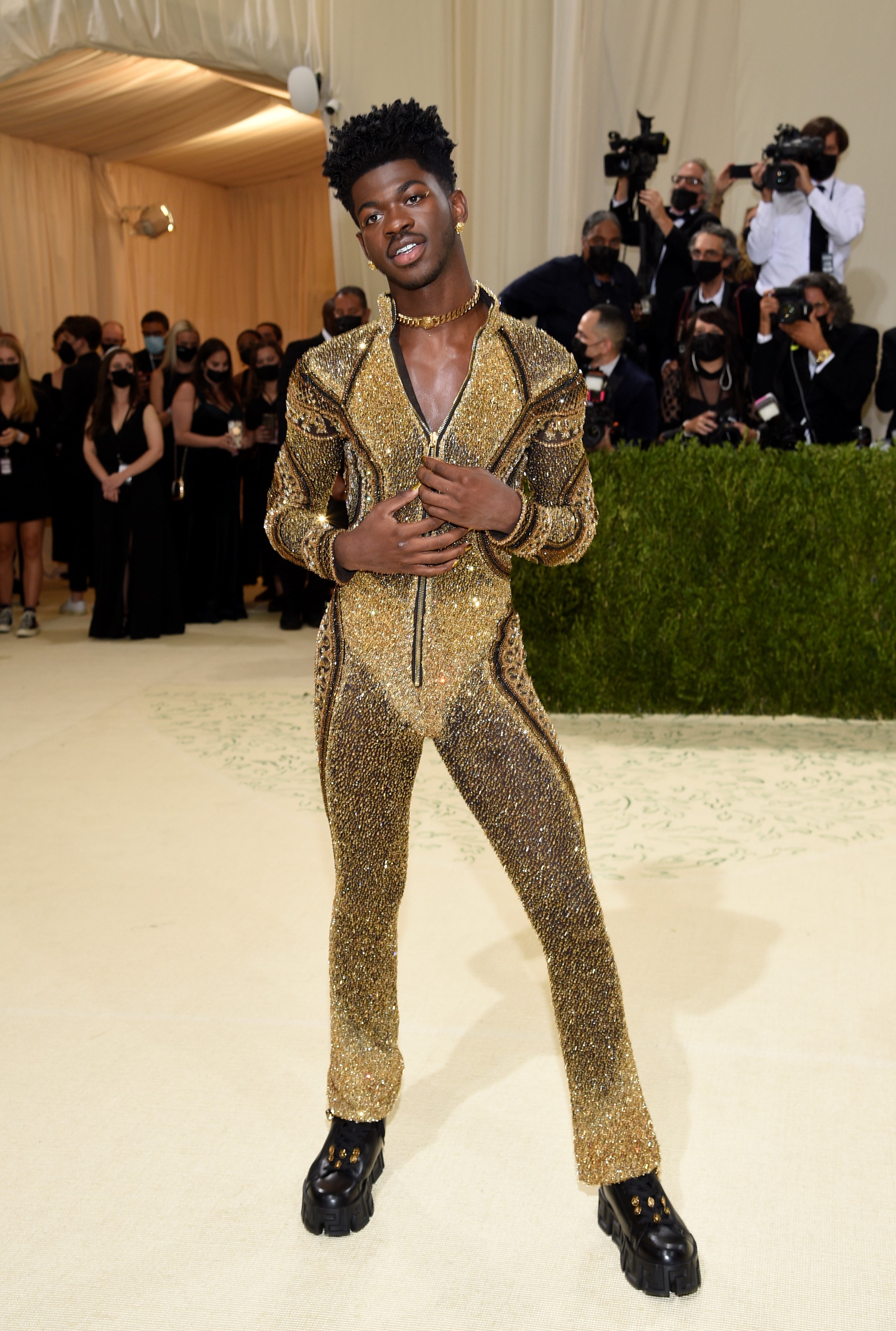 Lil Nas X llevó un último traje completo con tonos cafés y dorados, de Versace.