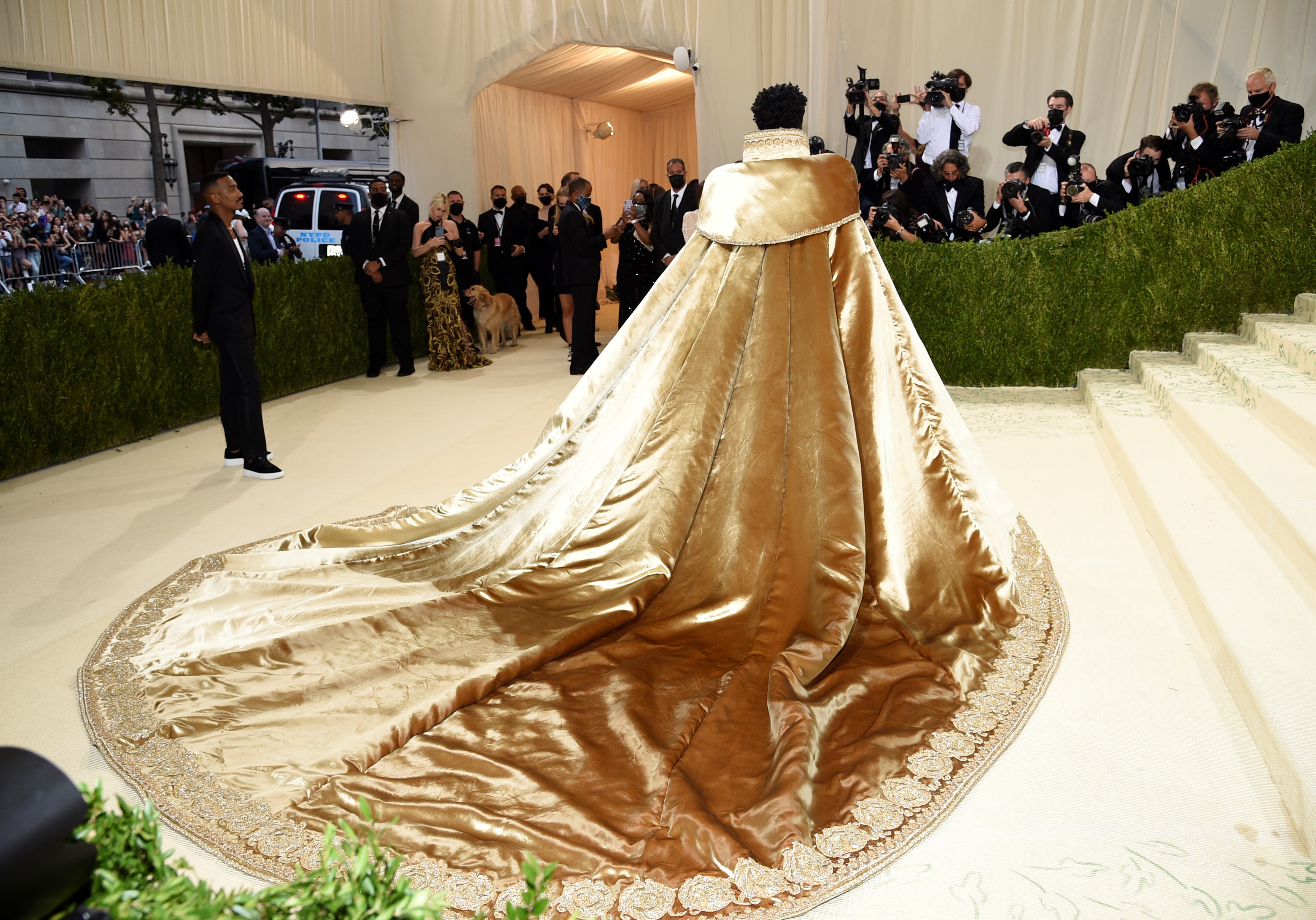 El cantante Lil Nas portó tres looks dorados de "Versace". El primero fue con una enorme capa.