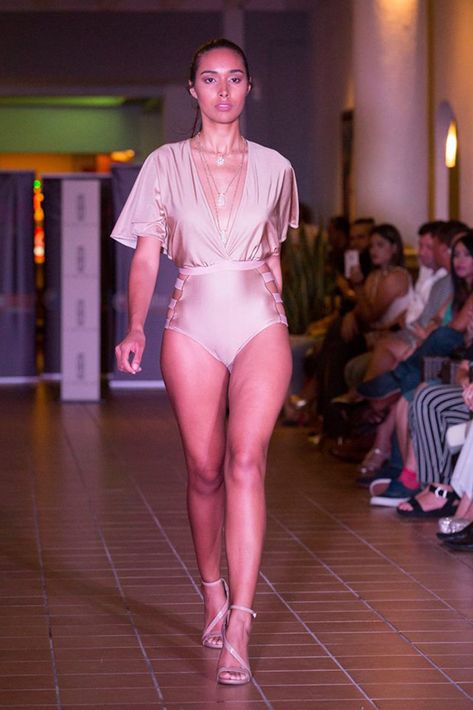 Los estilos playeros y sofisticados -como esta creación de Lisa Thon- predominaron en la pasarela.