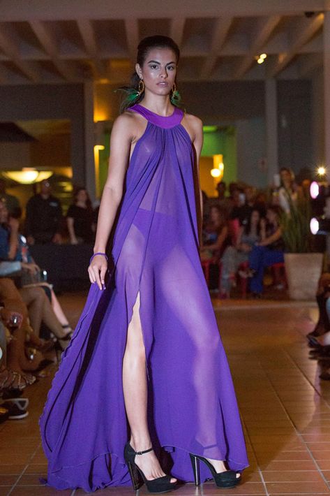 En general, las colecciones presentadas en San Juan Moda Resort mostraron lo que debe ser el guardarropa para esa temporada, enfatizando en túnicas, pantalones cortos, blusas holgadas, escotes, detalles drapeados y estampados florales. En la foto, creación de Lizet Miró.
