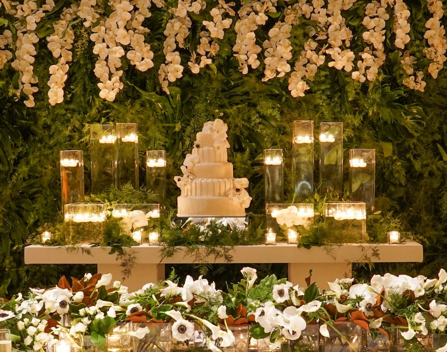 Bizcocho: Luxury Wedding Cakes by Lourdes Padilla. Decoración: Akua.