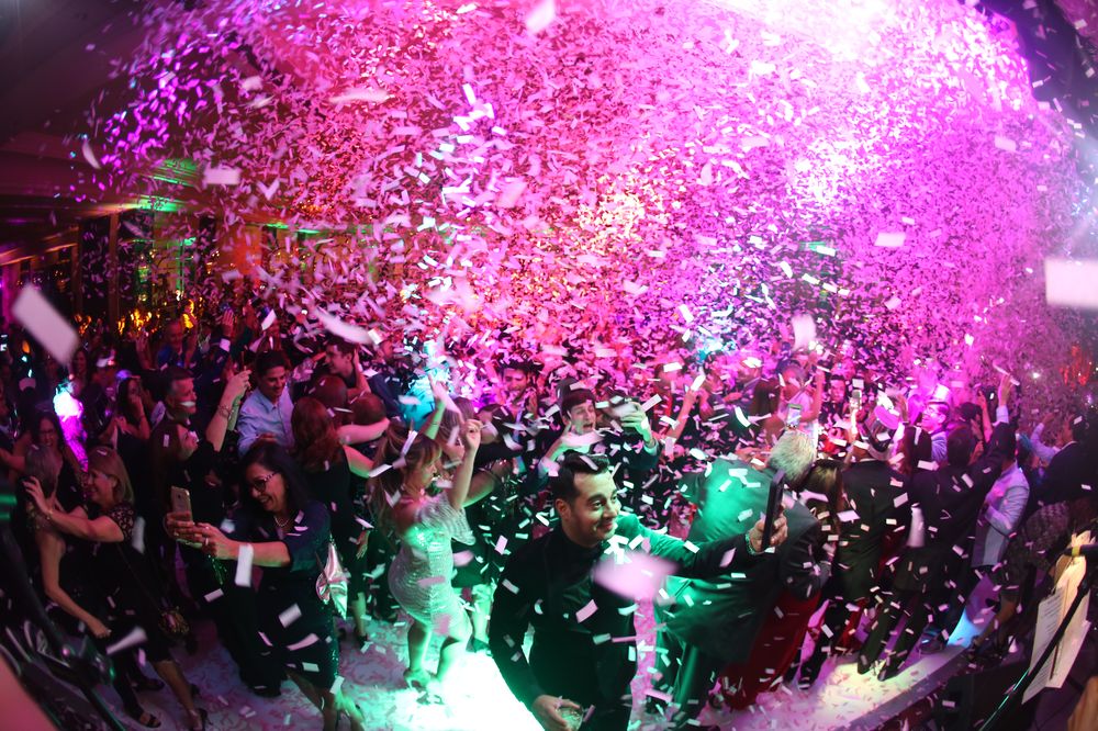 A la media noche, una lluvia de confeti color rosado marcó la llegada del Año Nuevo. Foto: José R. Pérez Centeno