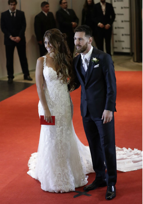 Tras la ceremonia a la que asistieron numerosas figuras del fútbol, los recién casados y padres de dos niños posaron para los fotoperiodistas. (AP)