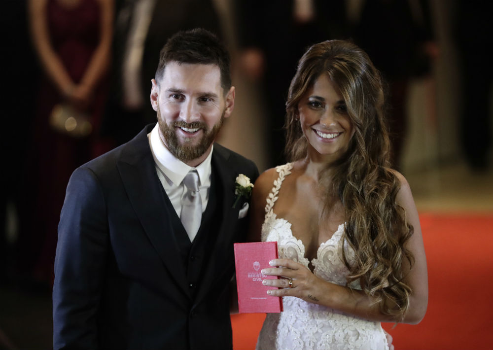 Lionel Messi se casó con su amor de la infancia, Antonella Roccuzzo, durante una celebración en Rosario, ciudad natal de ambos. (AP)