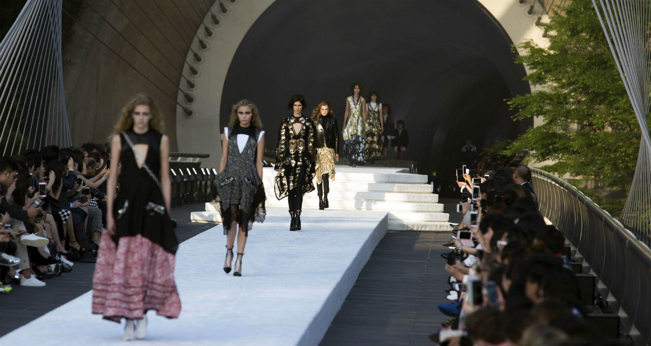 Louis Vuitton lanzó el domingo, 14 de mayo su colección Cruise desde Kioto, Japón. (AP Photo/Tomohiro Ohsumi)