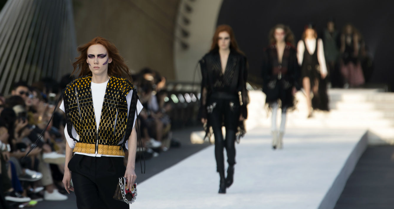 Desfile de moda de la línea Cruise 2018, en el Museo Miho. (AP Photo/Tomohiro Ohsumi)
