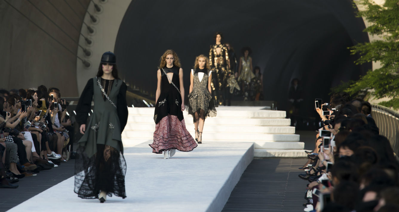 Desfile de moda de la línea Cruise 2018, en el Museo Miho. (AP Photo/Tomohiro Ohsumi)