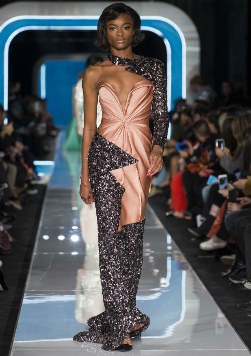 La colección también incluyó una selección de trajes de noche. (WGSN)