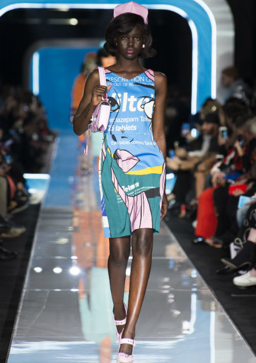 Signos de paz, carteras y coloridas pantallas fueron parte de los accesorios. (WGSN)