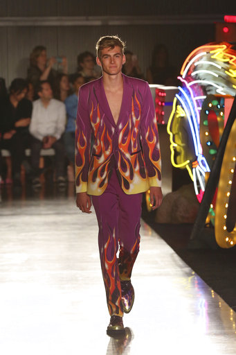 Un modelo desfila un colorido diseño de Moschino. (Willy Sanjuan/Invision/AP)