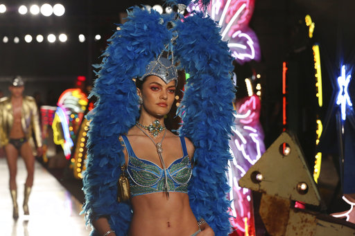 Plumas y brillos coparon la pasarela de Moschino. (Willy Sanjuan/Invision/AP)
