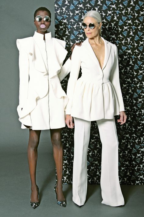 Desde la clásica camisa blanca, la falda y el pantalón de pierna recta hasta la chaqueta -tipo “blazer” o en denim- el traje largo y el “jumpsuit” se convierten en alternativas que te permiten insertarte en esta corriente de la moda.