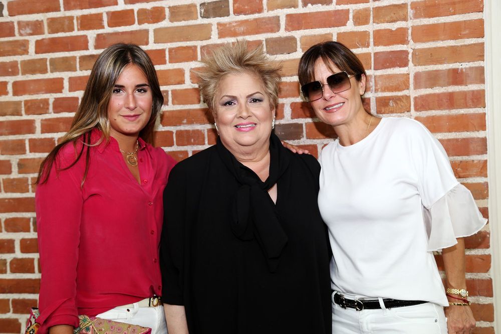 Charo y Victoria Wiscovitch junto a Sylvia Villafañe, al centro. Foto Nichole Saldarriaga.
