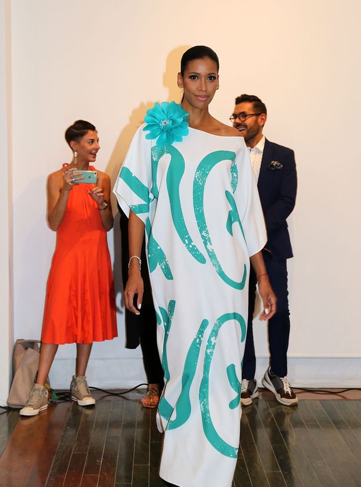 La modelo luce creación veraniega de David Antonio. Foto Nichole Saldarriaga.