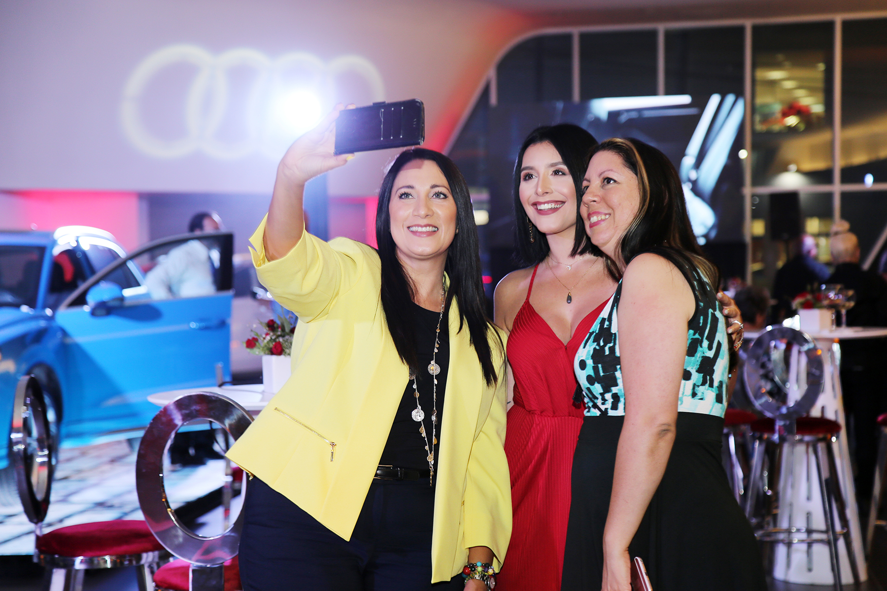 Invitadas comparten un “selfie”. Foto Nichole Saldarriaga