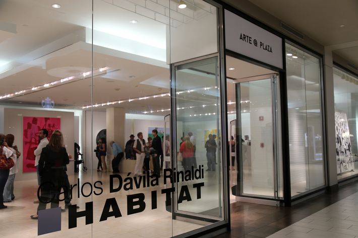 Vista del área en donde se exhibe Hábitat, en Arte @ Plaza.