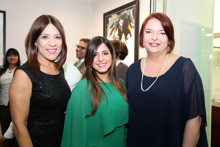Eliadis Carrasquillo, Ángeles Valle e Iris González, en la inauguración de la Unidad de Platinum Banking y sucursal de FirstBank.
