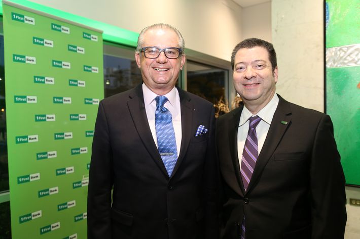 Pedro Hernández y Carlos Power, en la inauguración de la Unidad de Platinum Banking y sucursal de FirstBank.