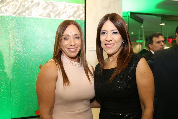 Carmen Sánchez y Eliadis Carrasquillo, en la inauguración de la Unidad de Platinum Banking y sucursal de FirstBank.