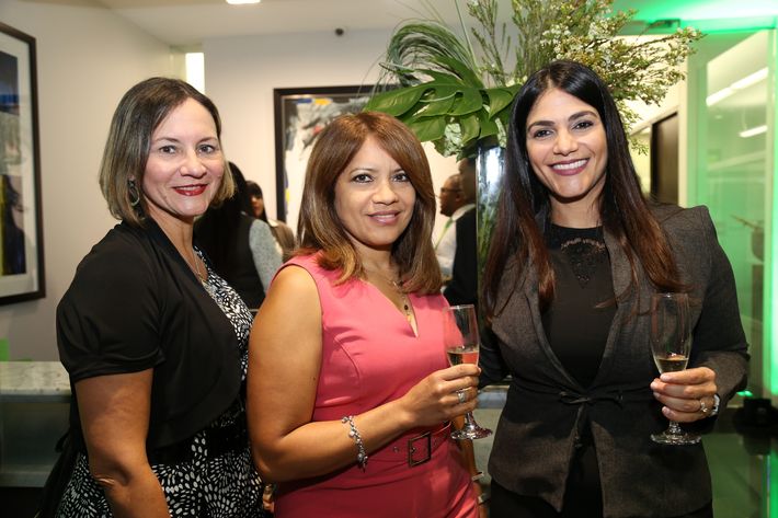 Gesha Rodríguez, María Isabel Colón y Mari Carmen Crespo, en la inauguración de la Unidad de Platinum Banking y sucursal de FirstBank.