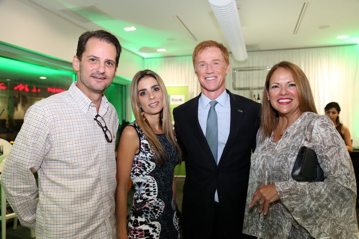 Fransisco Uriarte, Mariangel Marti, Michael McDonald y Mari Vela, en la inauguración de la Unidad de Platinum Banking y sucursal de FirstBank.