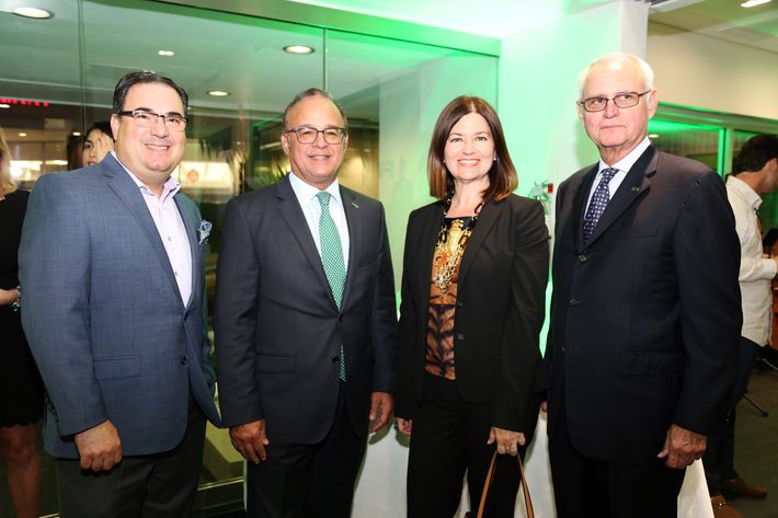 Humberto Rovira, Aurelio Alemán, Carmen Rocafort y José Menéndez, en la inauguración de la Unidad de Platinum Banking y sucursal de FirstBank.