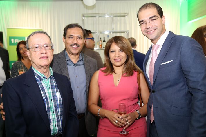 Hernando Ortiz, Shakil Shafique, María Isabel Colón y Caleb Navarro, en la inauguración de la Unidad de Platinum Banking y sucursal de FirstBank.