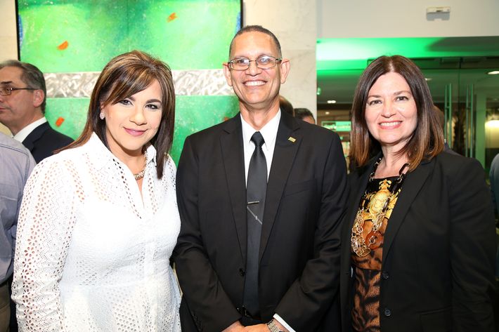 Aysha Isa, Juan Sánchez y Carmen Rocafort, en la inauguración de la Unidad de Platinum Banking y sucursal de FirstBank.