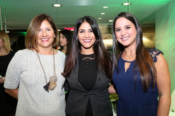 Lourdes Figaredo, Mari Carmen Crespo y Adriana Ursulich, en la inauguración de la Unidad de Platinum Banking y sucursal de FirstBank.