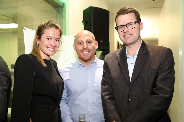 Blanca López, Wilfredo Valentín y Edward McGrath, en la inauguración de la Unidad de Platinum Banking y sucursal de FirstBank.
