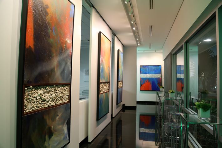 Las instalaciones contaron con una exhibición del artista puertorriqueño Rubén Ríos, en la inauguración de la Unidad de Platinum Banking y sucursal de FirstBank.