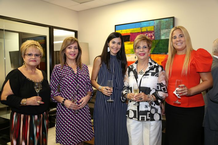 Iris González, Waleska Colón, Cynthia Rodríguez, Blanquita Rivera y Michelle Platzer, en la inauguración de la Unidad de Platinum Banking y sucursal de FirstBank.