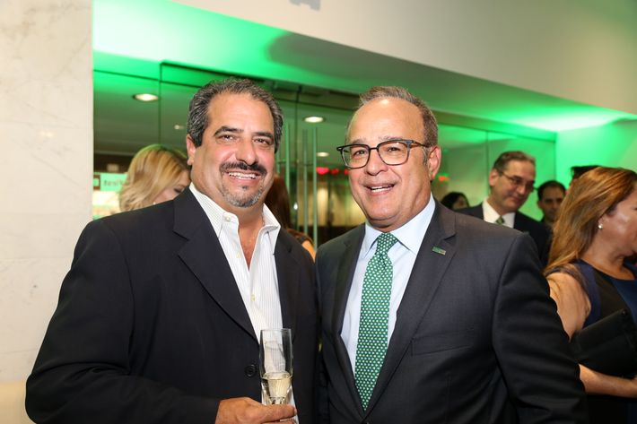 César Figueroa y Aurelio Alemán, en la inauguración de la Unidad de Platinum Banking y sucursal de FirstBank.