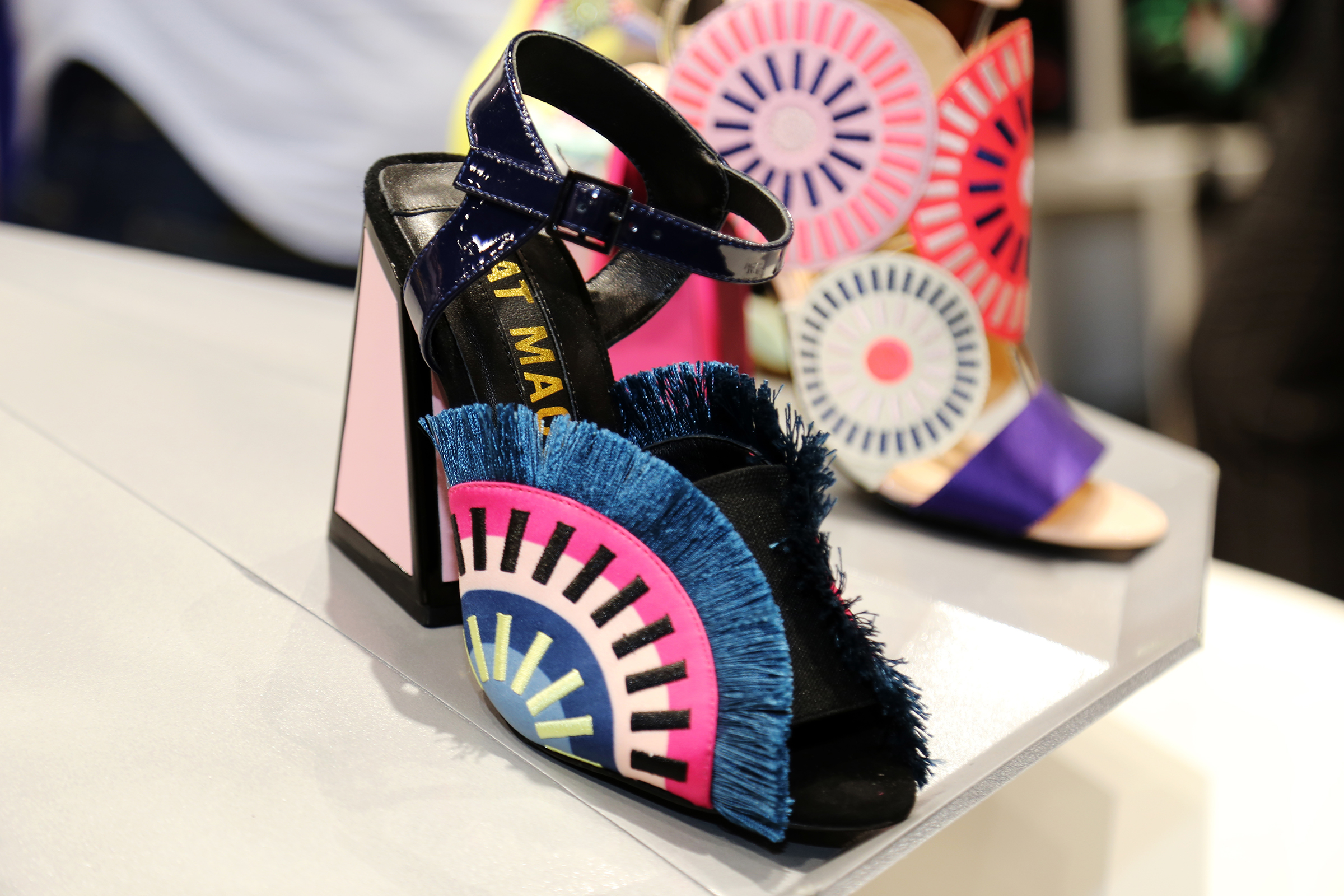 La mezcla de colores y elementos decorativos son parte importante del calzado de Kat Maconie. (Nichole Saldarriaga)