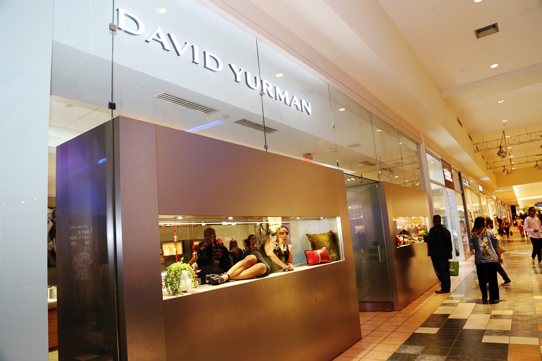 Las modelos parecían figuras de cera dentro de las vitrinas de la boutique David Yurman. (Nichole Saldarriaga)