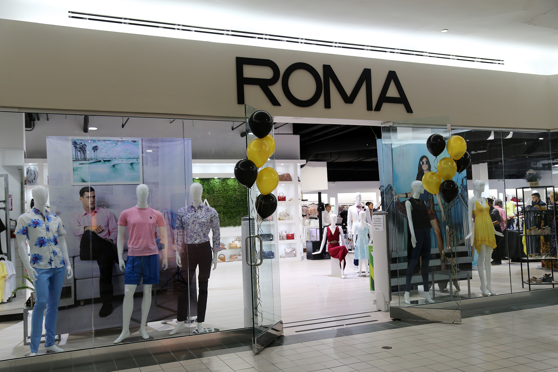 Entrada de la Tienda Roma. (Nichole Saldarriaga)