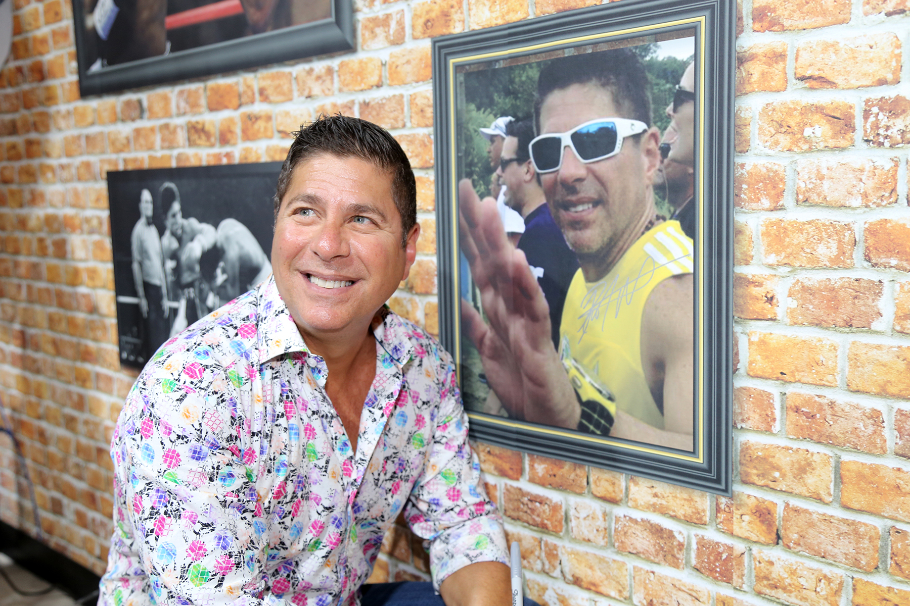Raymond Arrieta en la pared del deporte, por su caminata anual a beneficio de los pacientes de cáncer. (Nichole Saldarriaga)