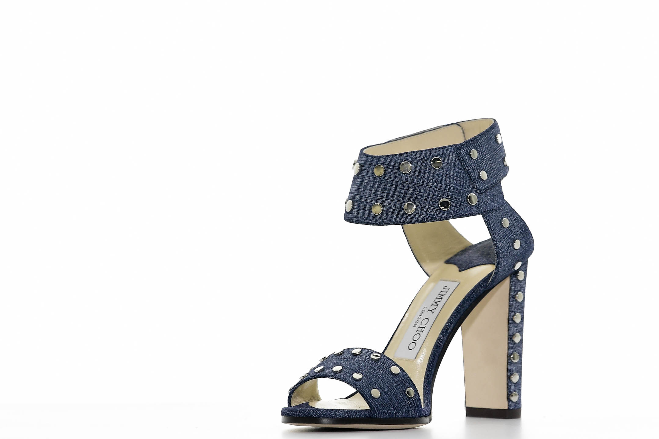 Sandalia con tachuelas, de Jimmy Choo. (André Kang)