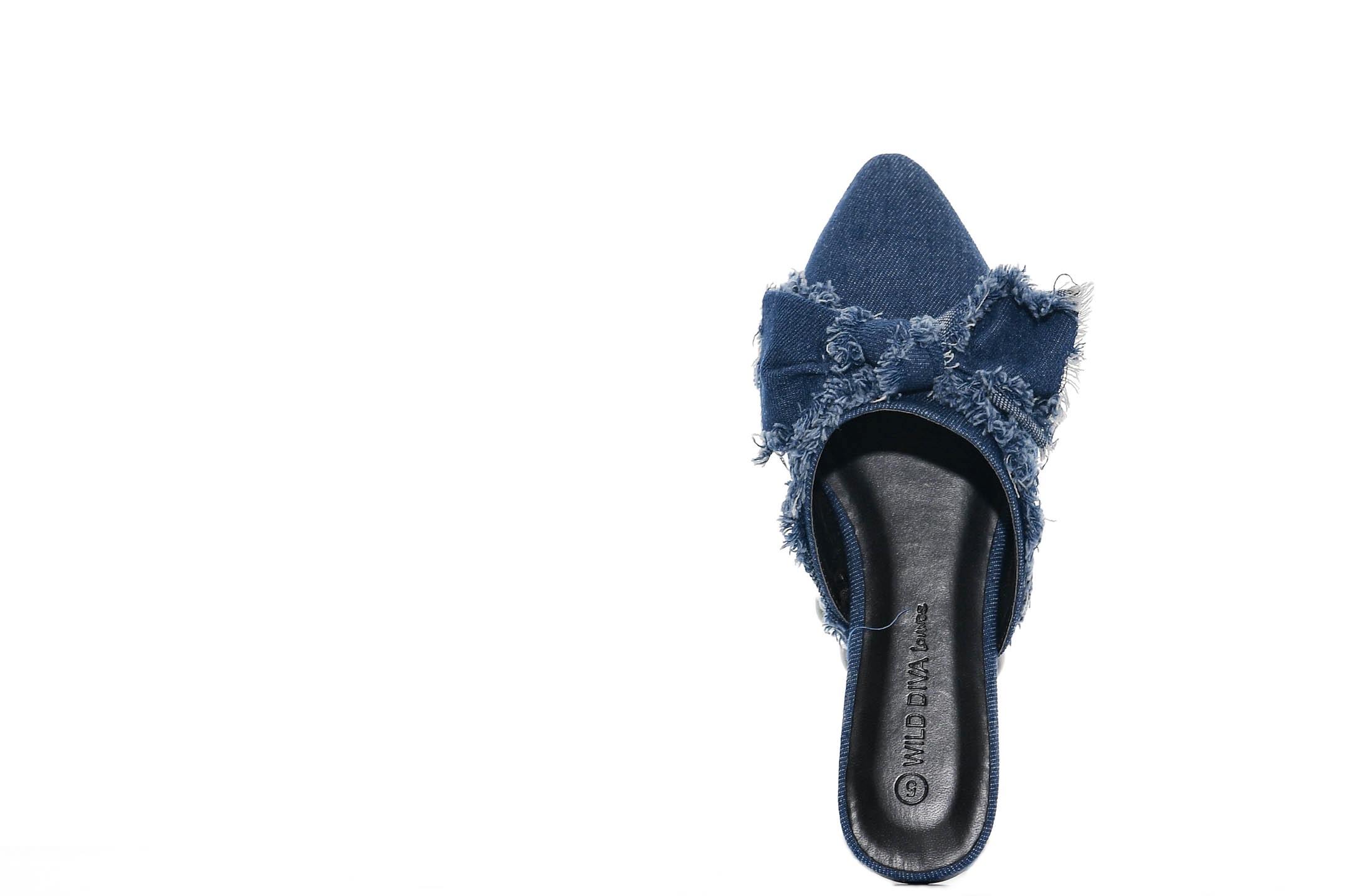 Zapatilla con lazo, de Escarcha. (André Kang)
