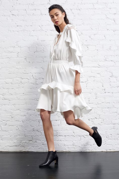 Más allá de las tendencias de la moda de verano, hay ciertas piezas en color blanco que no deben faltar en tu guardarropa. Estas se convierten en esas opciones clásicas que sobreviven todo el año y que se combinan con esos estilos van y vienen.