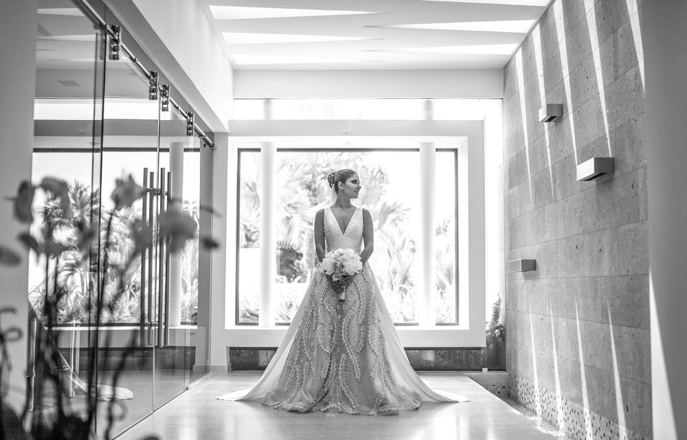 Marivioli Casellas lució un vestido con escote V y falda amplia en encaje borado con perlas de Michelle Correa. El arreglo personal de la novia estuvo a cargo de Mirla Toute Belle. Fotografía Wilo Rosado