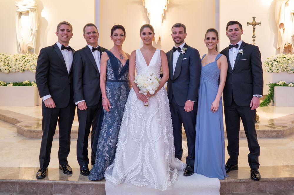 De izquierda a derecha, los nuevos esposos junto a la familia de la novia. Andrés Casellas, Antonio “Tony” Casellas, Violi Casellas, Marivioli Casellas, José Emilio Sierra, Adrianna Valldejuly, Gabriel Casellas. Fotografía Wilo Rosado