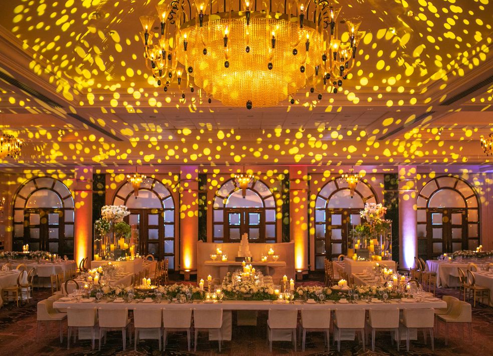 La decoración de la mesa de los novios y el séquito fue de Emilio Olabarrieta. El bizcocho de C+M Cake Designers. Fotografía Wilo Rosado